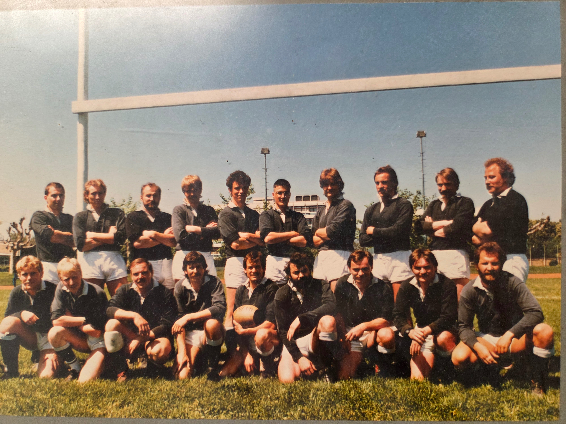 Mannschaftsfoto Rugby Club Hürth am Spielfeld
